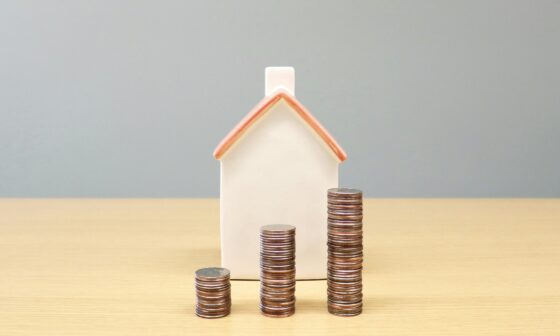 casa y monedas que representa el arrendamiento sin garantía