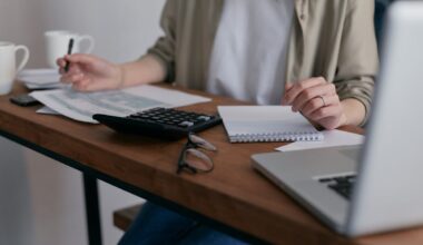 Mujer con calculadora - Cómo elegir un crédito hipotecario