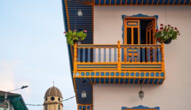 Casa residencial en Colombia con balcón, ejemplo de propiedad que puede generar ingresos por arriendo.