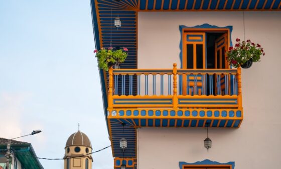 Casa residencial en Colombia con balcón, ejemplo de propiedad que puede generar ingresos por arriendo.